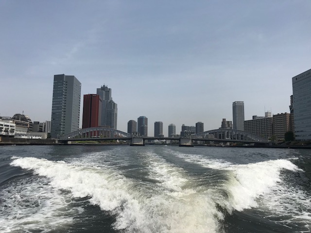 勝鬨橋を潜り東京湾へ散骨へ
