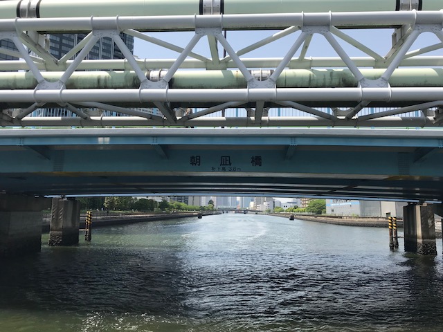 豊洲運河朝凪橋を潜り東京湾へ散骨クルーズ